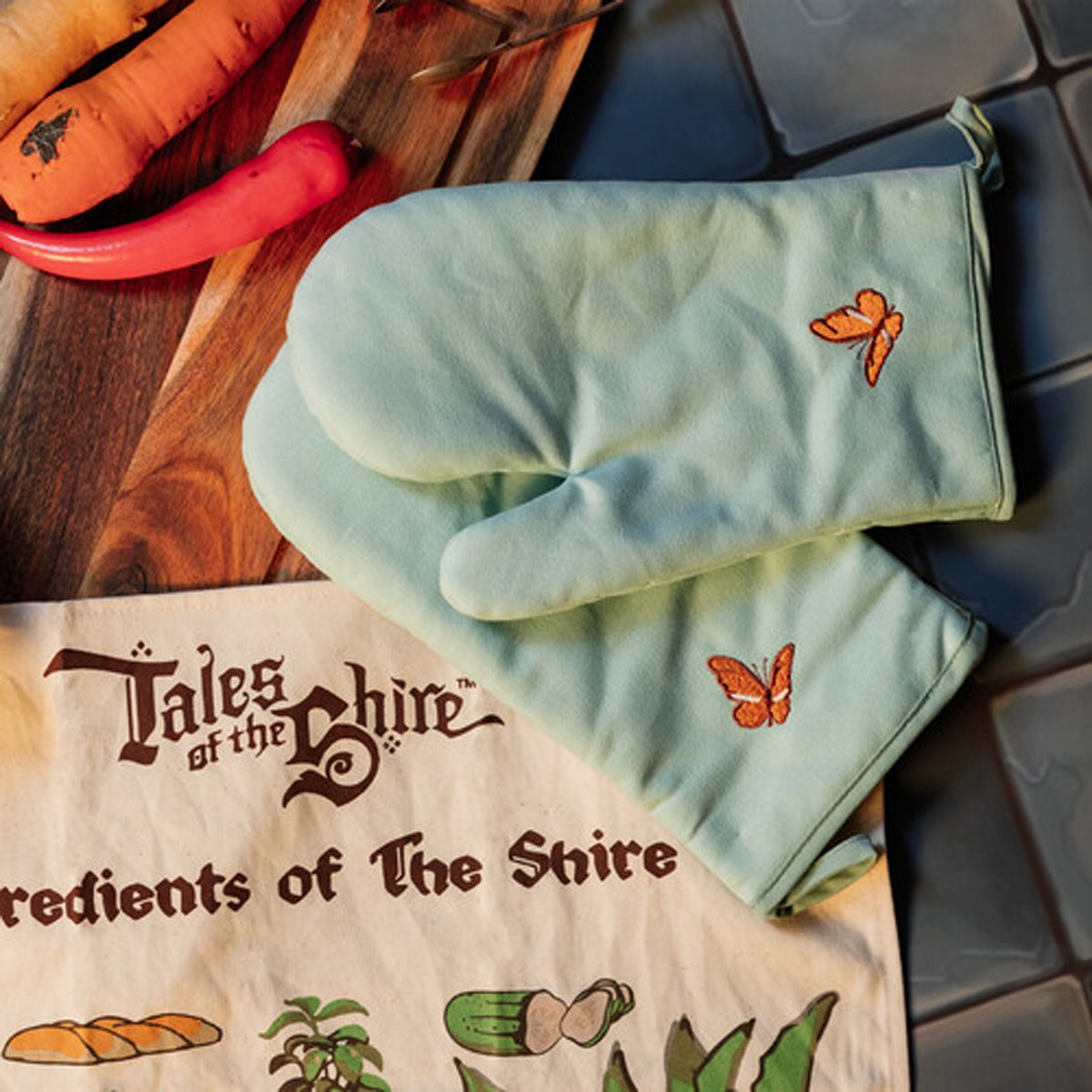 Tales of the Shire 2025 Butterfly of The Shire Oven Mitt Set - Image 3