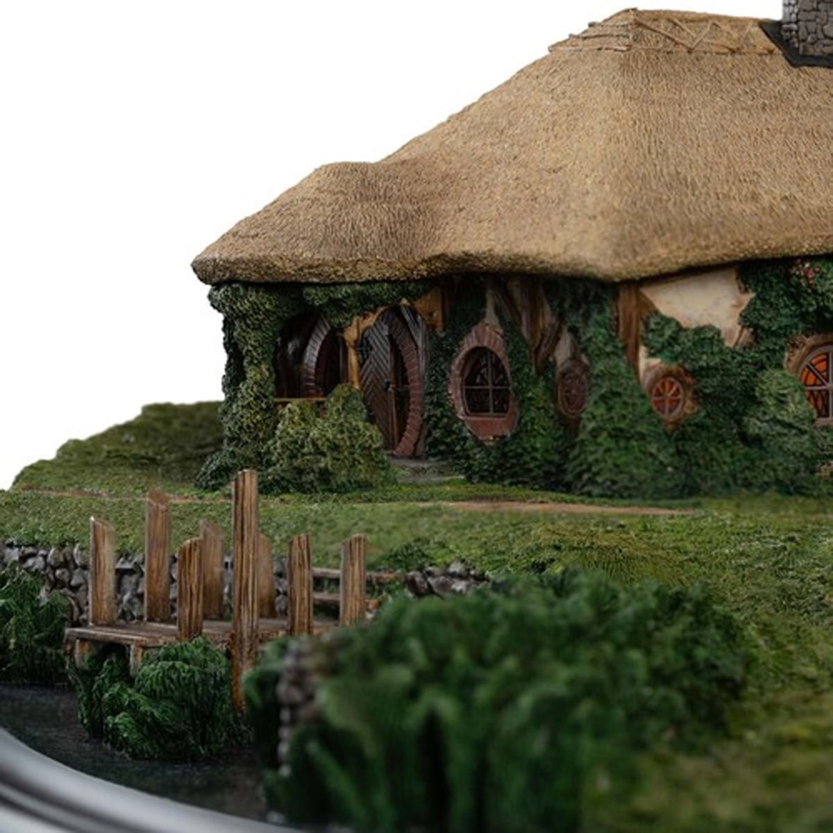 The Lord of the Rings Trilogy The Green Dragon Inn Limited Edition Environment Statue - Image 6