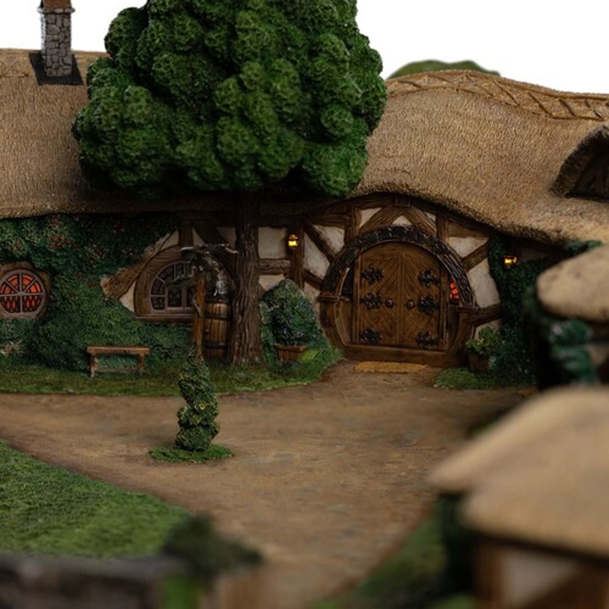 The Lord of the Rings Trilogy The Green Dragon Inn Limited Edition Environment Statue - Image 7