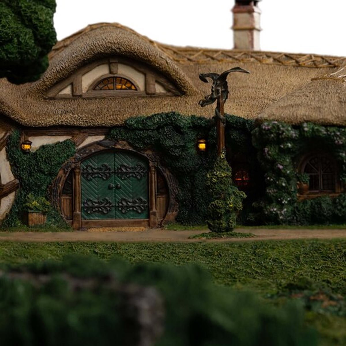 The Lord of the Rings Trilogy The Green Dragon Inn Limited Edition Environment Statue - Image 8