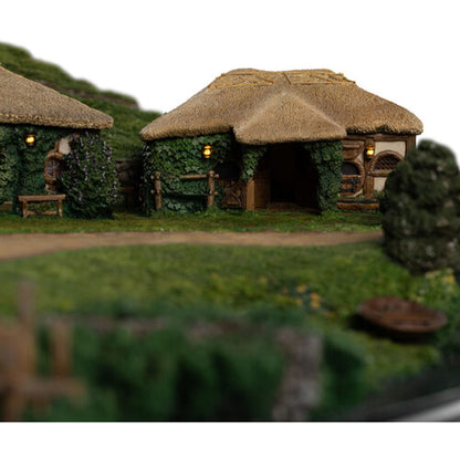 The Lord of the Rings Trilogy The Green Dragon Inn Limited Edition Environment Statue - Image 10
